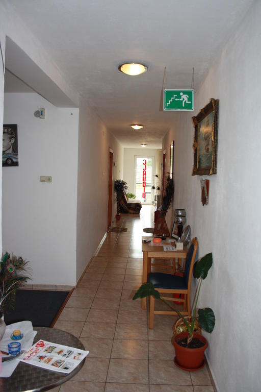 Pensiunea Claudiu Caransebes Exterior photo