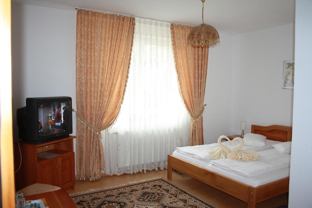 Pensiunea Claudiu Caransebes Exterior photo