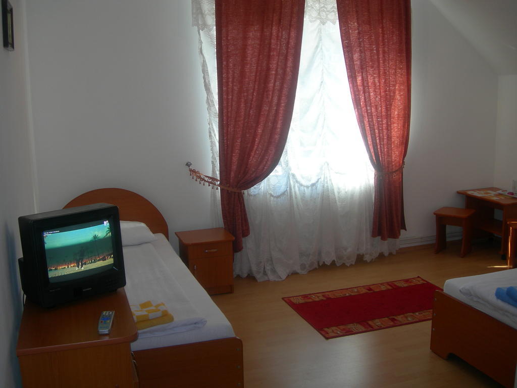Pensiunea Claudiu Caransebes Exterior photo